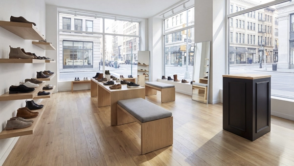El mostrador negro de madera Hoffman es el ejemplo perfecto de mobiliario comercial elegante para zapaterías